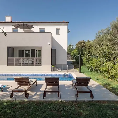 Luxury Ii With Heated Pool And Sea View Near The Medulin