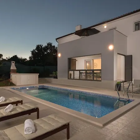 Luxury Ii With Heated Pool And Sea View Near The 别墅