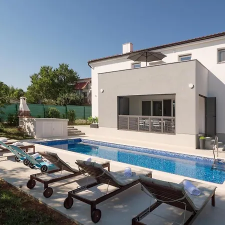 Luxury Ii With Heated Pool And Sea View Near The
