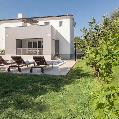 Luxury Ii With Heated Pool And Sea View Near The Vila