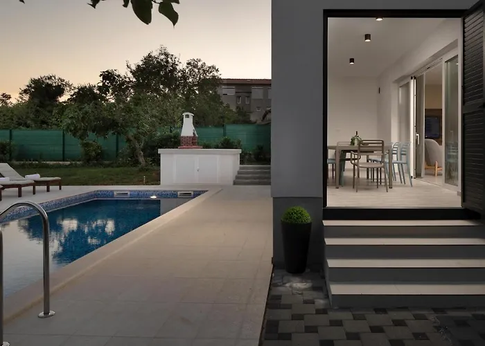 Luxury Ii With Heated Pool And Sea View Near The