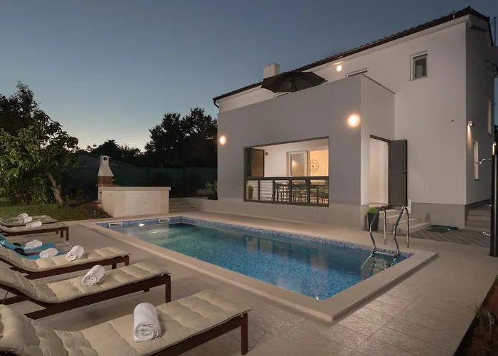 Luxury Ii With Heated Pool And Sea View Near The Vila