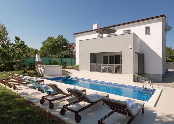 Luxury Ii With Heated Pool And Sea View Near The