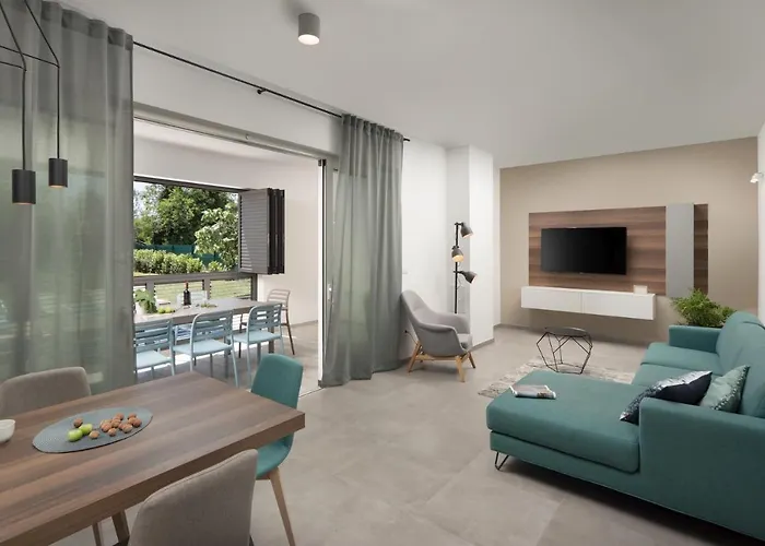 Vila Luxury Ii With Heated Pool And Sea View Near The Medulin