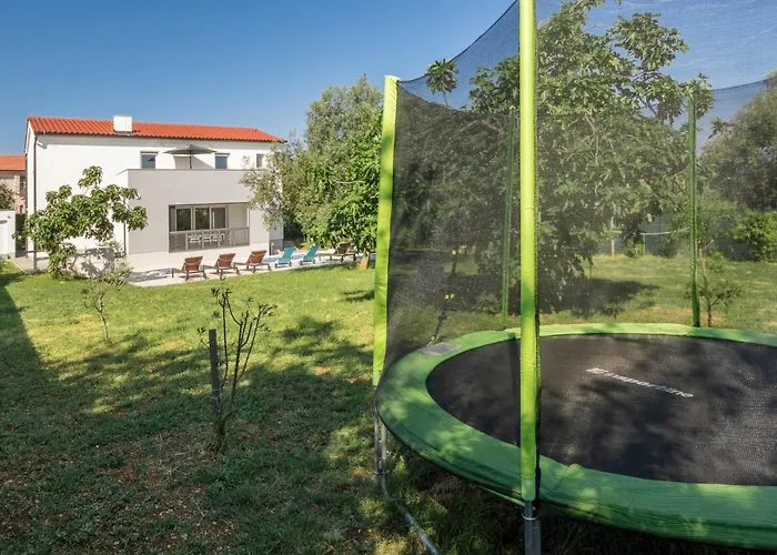 Luxury Ii With Heated Pool And Sea View Near The